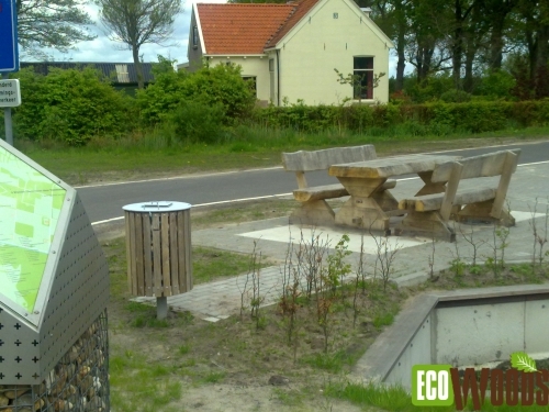 Afvalbak Veenhuizen met oostenrijkse picknickbank Afvalbak Veenhuizen met oostenrijkse picknickbank